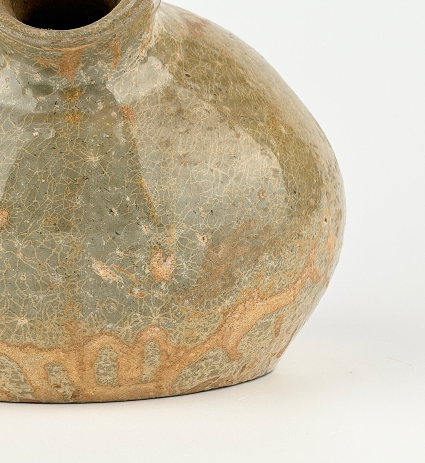 Rare Yue Celadon-Glazed Vessel, Jin dynasty (265-420)