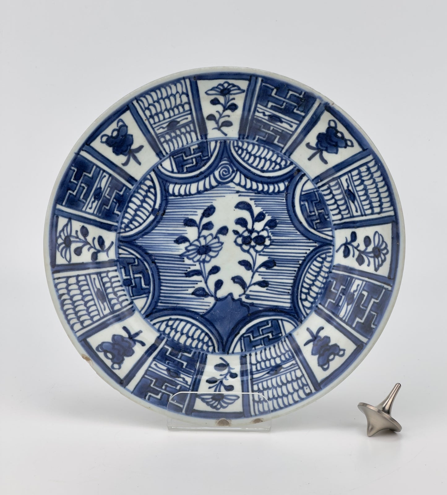 Japanese Arita Kraak type Dish, Mid-17th century, Edo Period