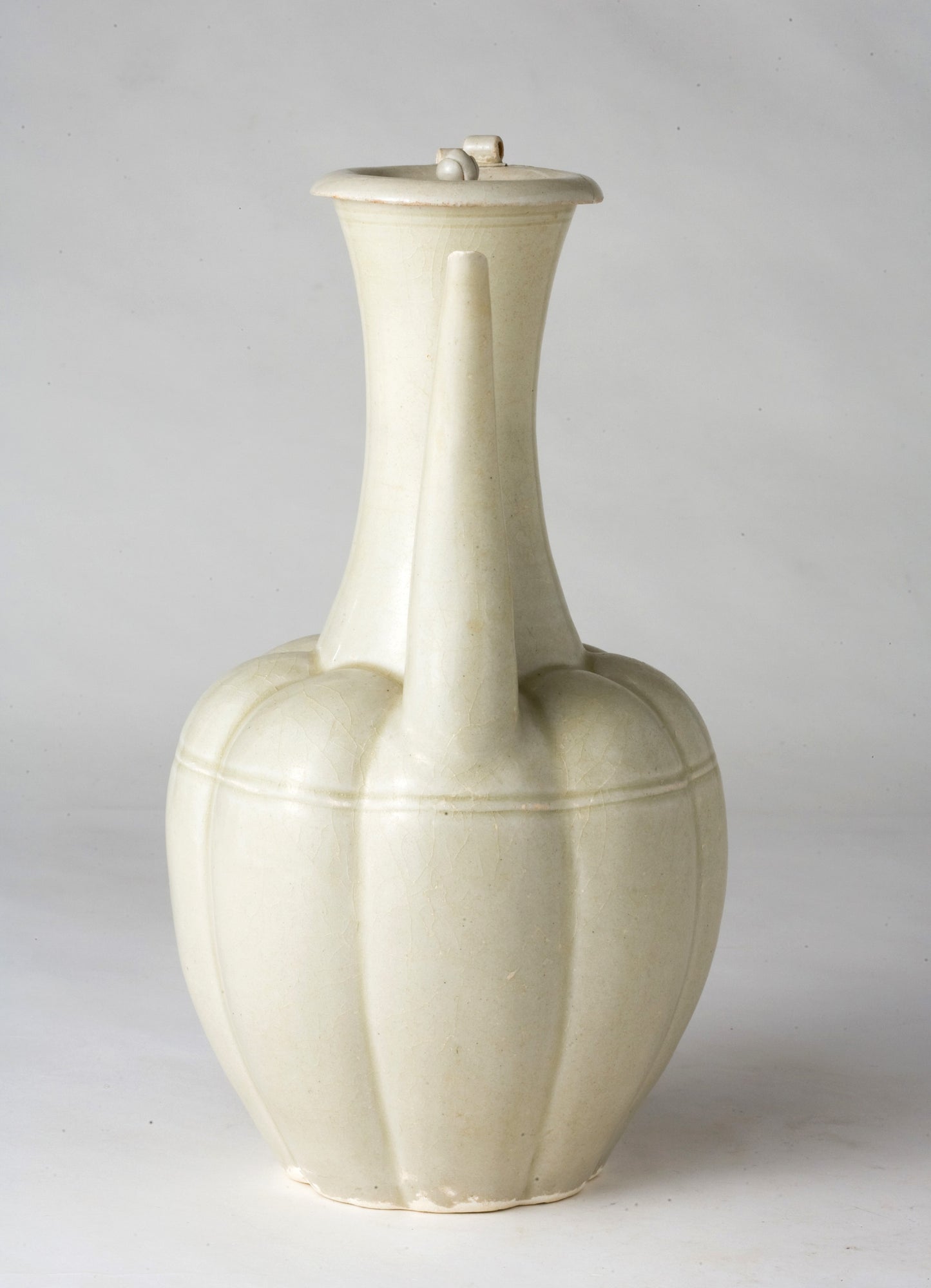 RARE CREAM-GLAZED EWER AND COVER, NORTHERN SONG DYNASTY (960–1127)