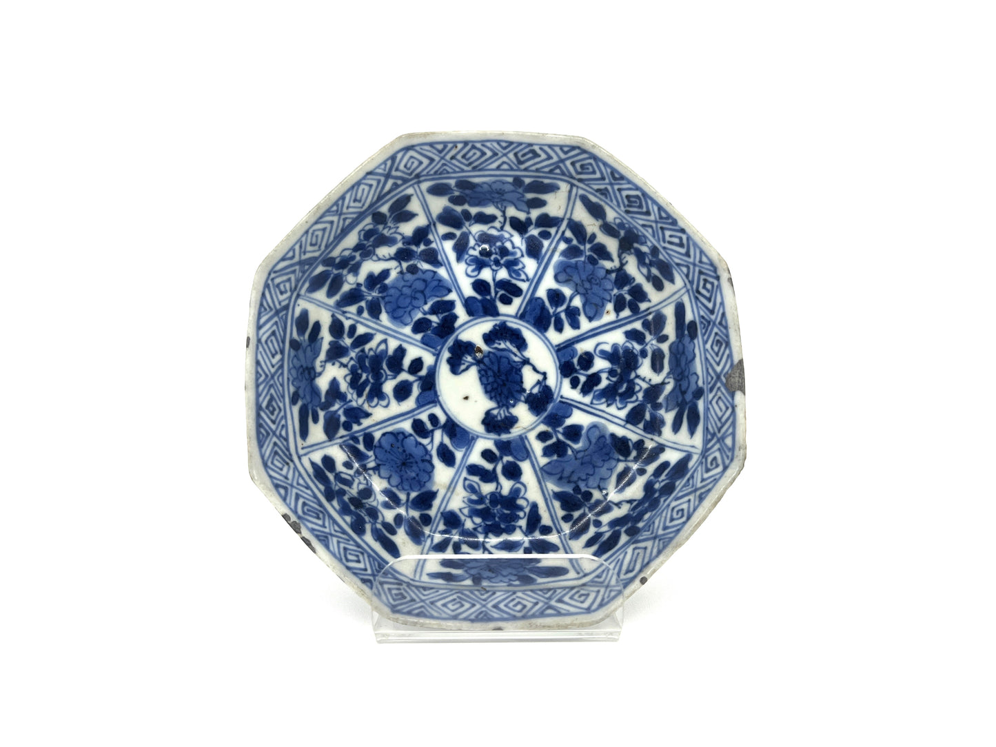 MID-SIZE OCTAGONAL SAUCER, QING DYNASTY, KANGXI ERA, CIRCA 1690