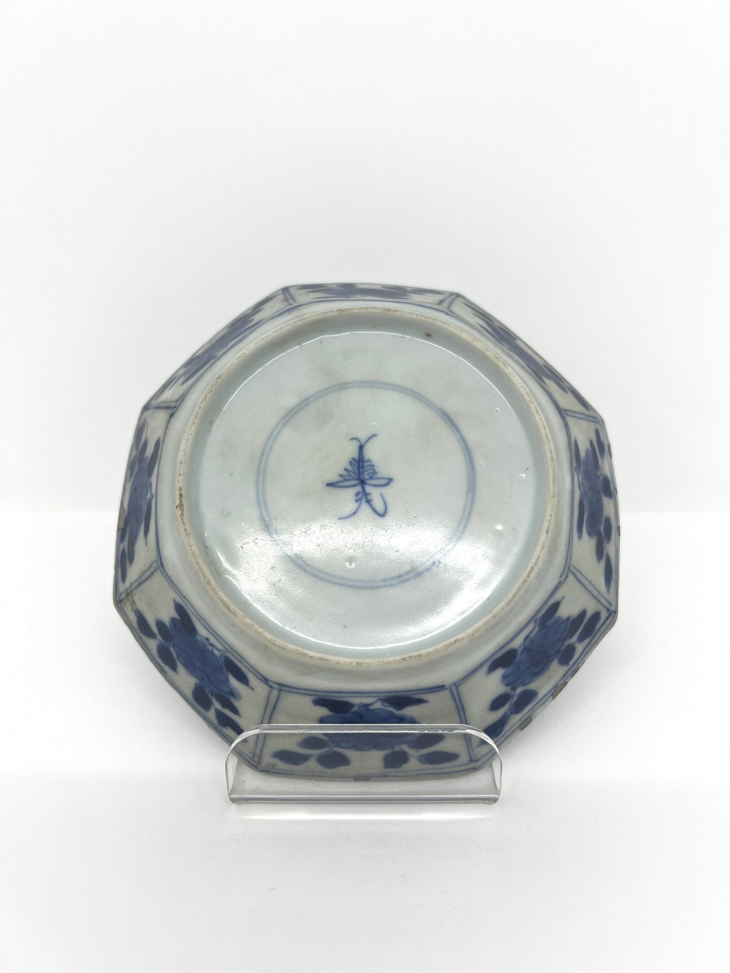 MID-SIZE OCTAGONAL SAUCER, QING DYNASTY, KANGXI ERA, CIRCA 1690