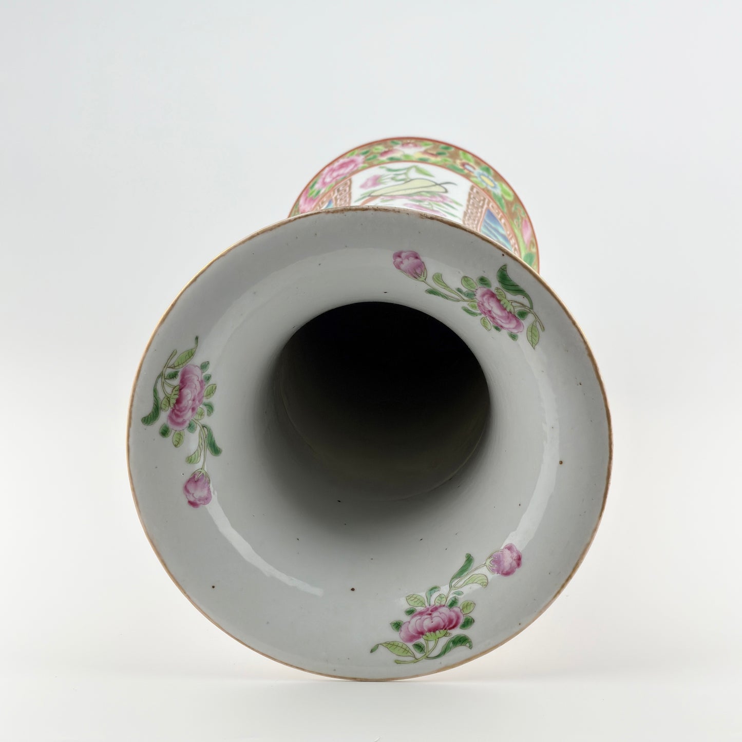 Rose Medallion Porcelain Vase, Late Qing-Republican Period