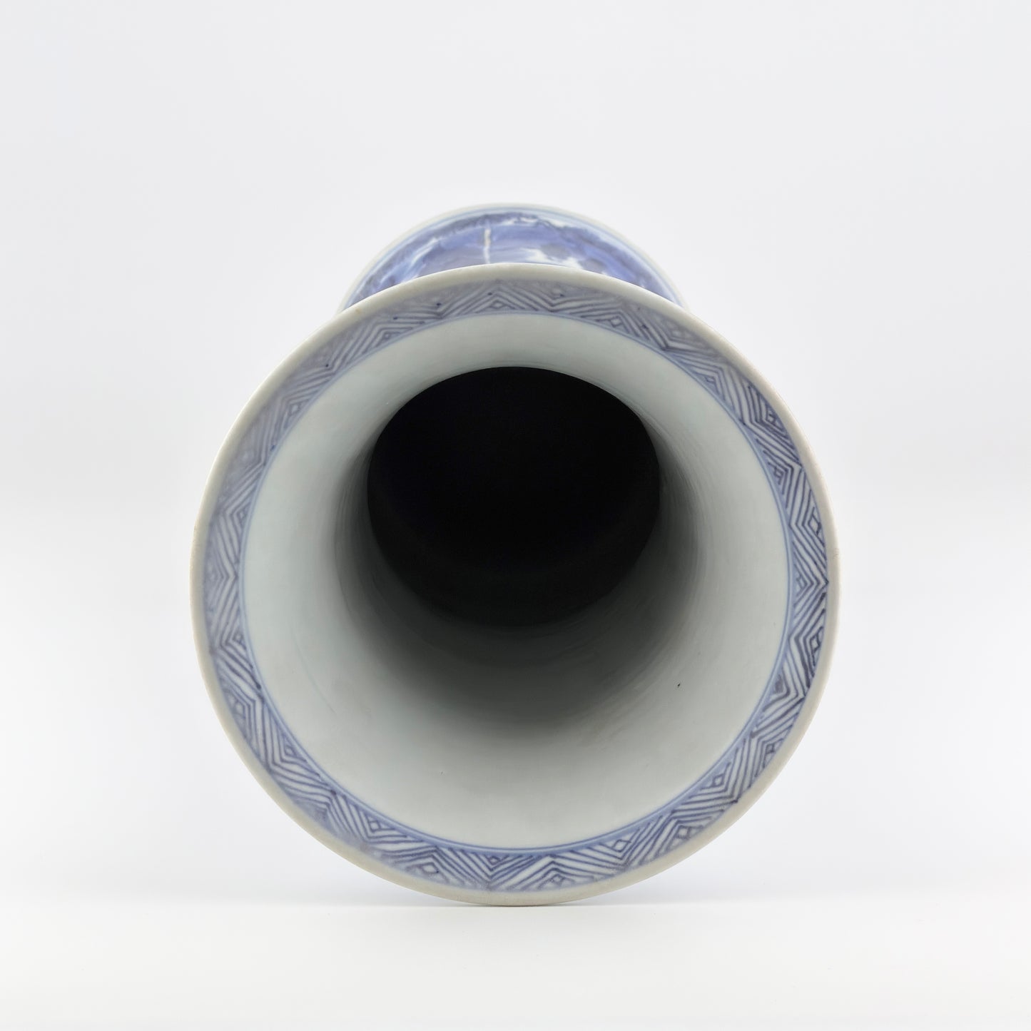 A Large Blue and White Gu Vase from Vung Tau Ship, Qing Dynasty Kangxi Era, Circa 1690