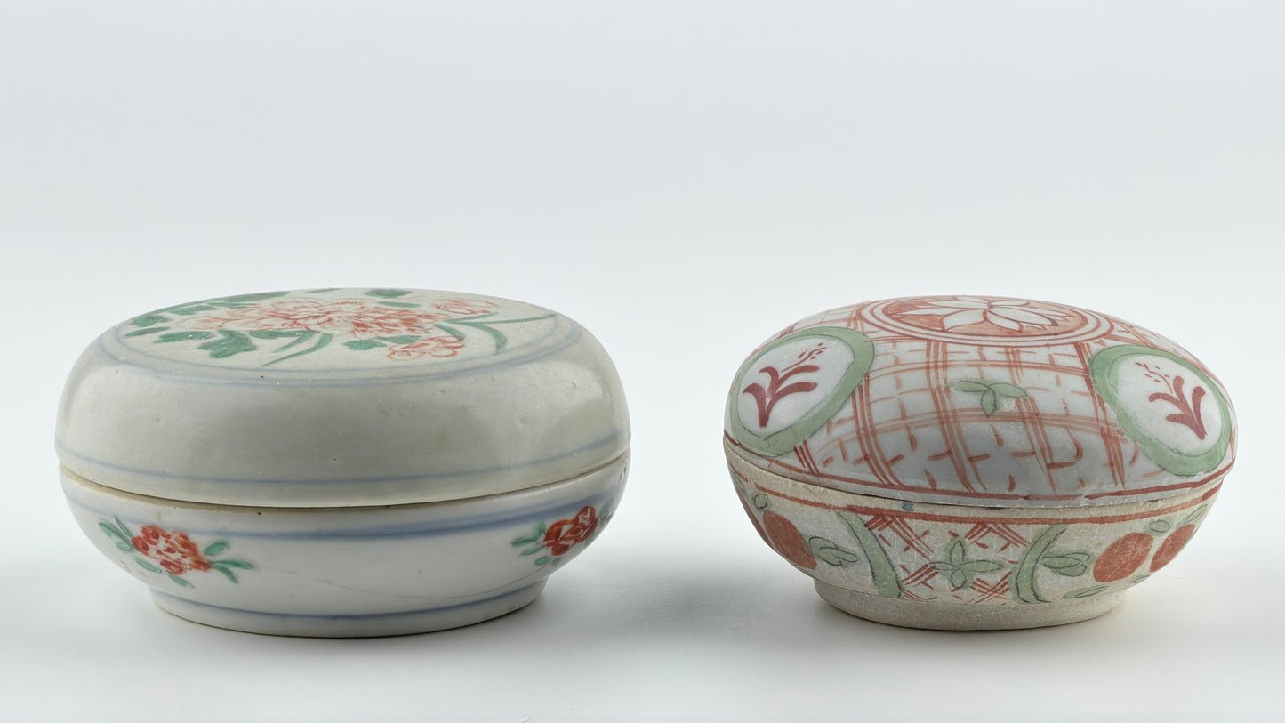 A Pair of Swatow Famille Verte Porcelain Boxes and Covers, Late Ming – Early Qing Dynasty