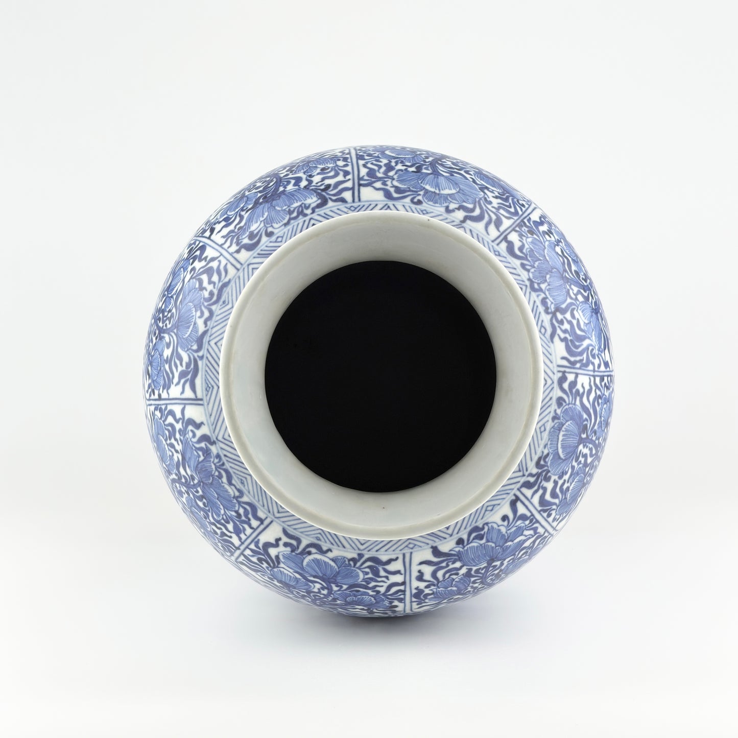 LARGE RARE BLUE AND WHITE BALUSTER VASE, QING DYNASTY, KANGXI, CIRCA 1690