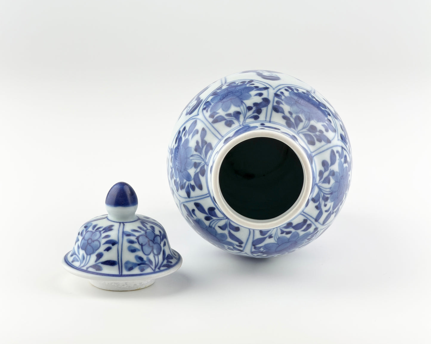 BLUE AND WHITE VASE, QING DYNASTY, KANGXI ERA, CIRCA 1690