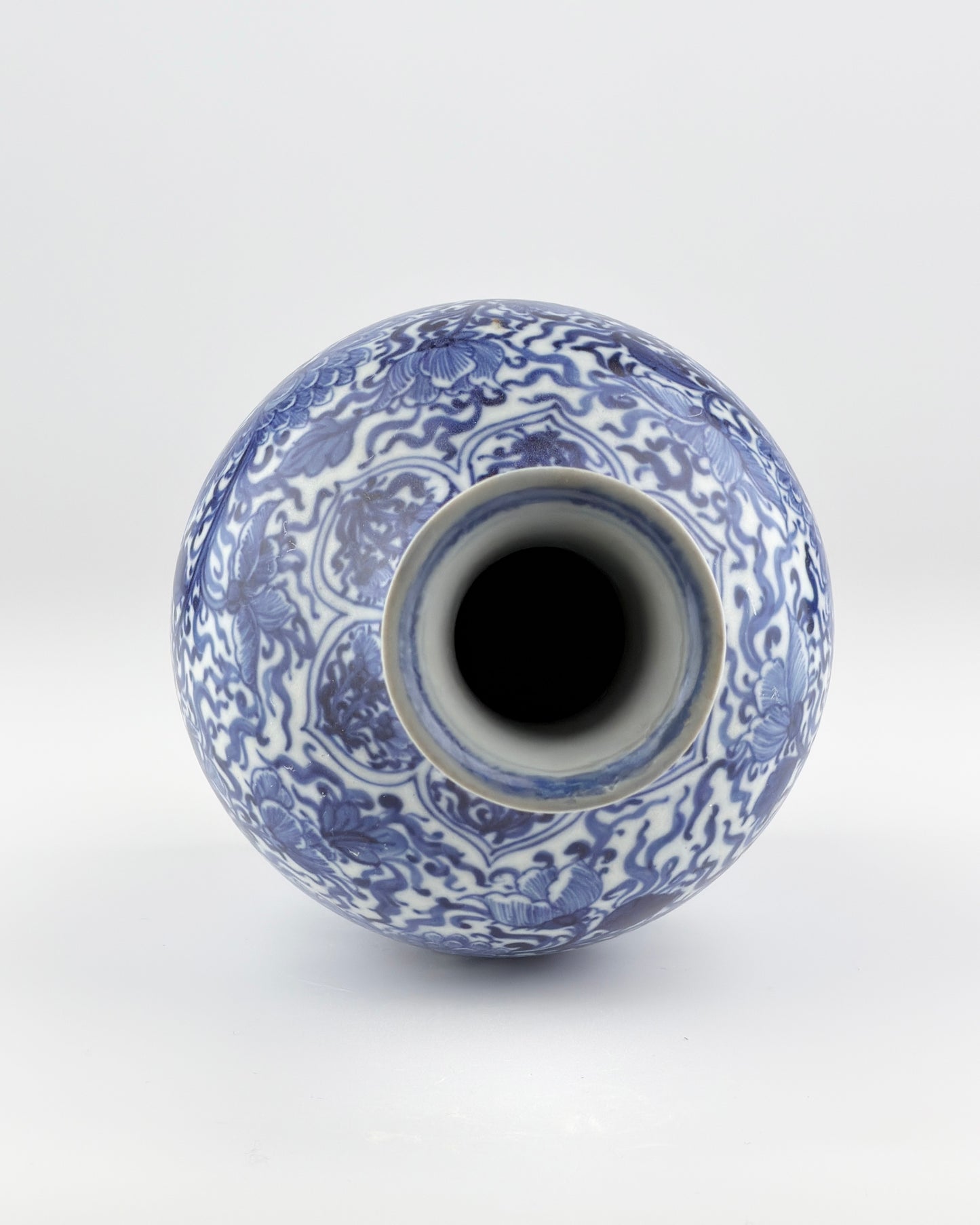 Blue and White Vase, Qing Dynasty Kangxi Era, Circa 1690