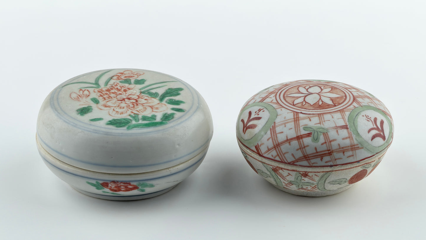 A Pair of Swatow Famille Verte Porcelain Boxes and Covers, Late Ming – Early Qing Dynasty
