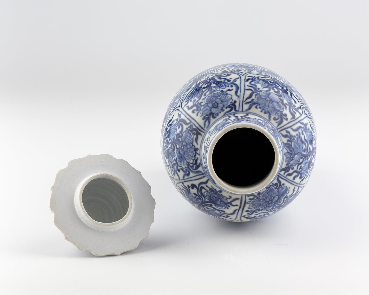 BALUSTER BLUE AND WHITE VASE, QING DYNASTY, KANGXI ERA, CIRCA 1690