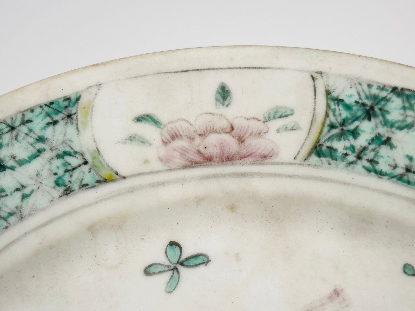 CHINESE FAMILLE ROSE/VERTE 'FISH' DISH, QING DYNASTY