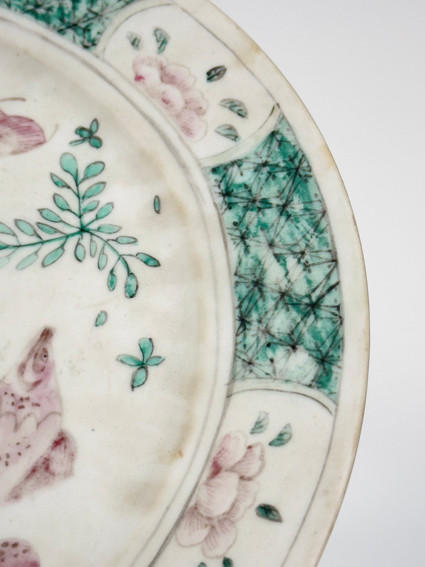 CHINESE FAMILLE ROSE/VERTE 'FISH' DISH, QING DYNASTY