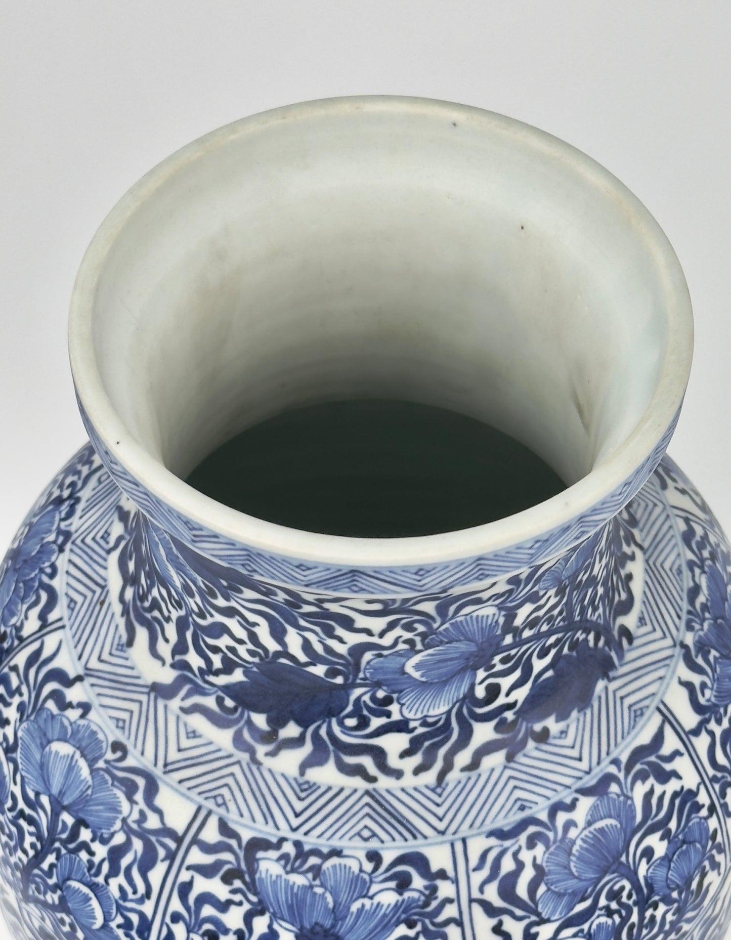 LARGE RARE BLUE AND WHITE BALUSTER VASE, QING DYNASTY, KANGXI, CIRCA 1690