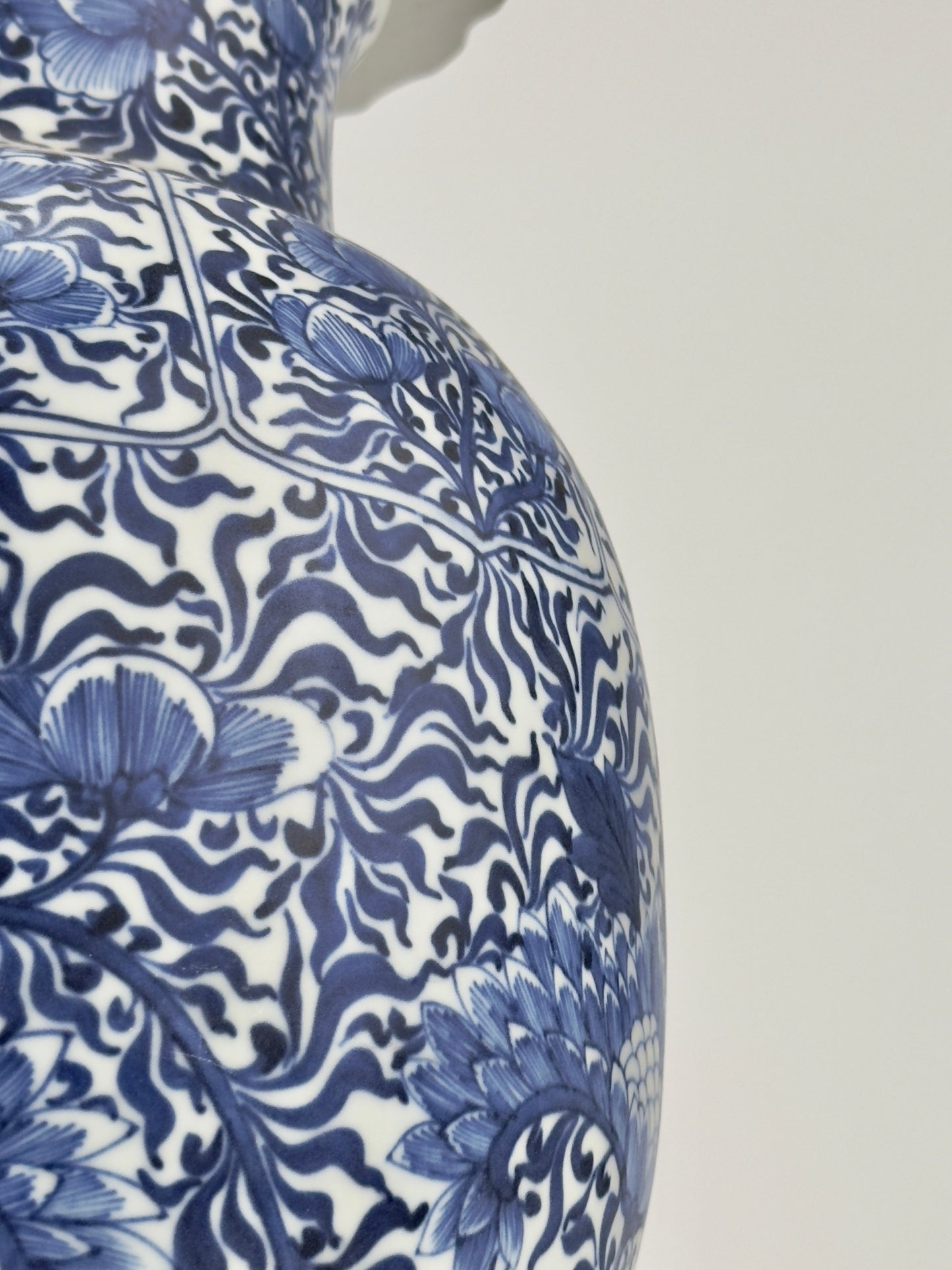 LARGE RARE BLUE AND WHITE BALUSTER VASE, QING DYNASTY, KANGXI, CIRCA 1690