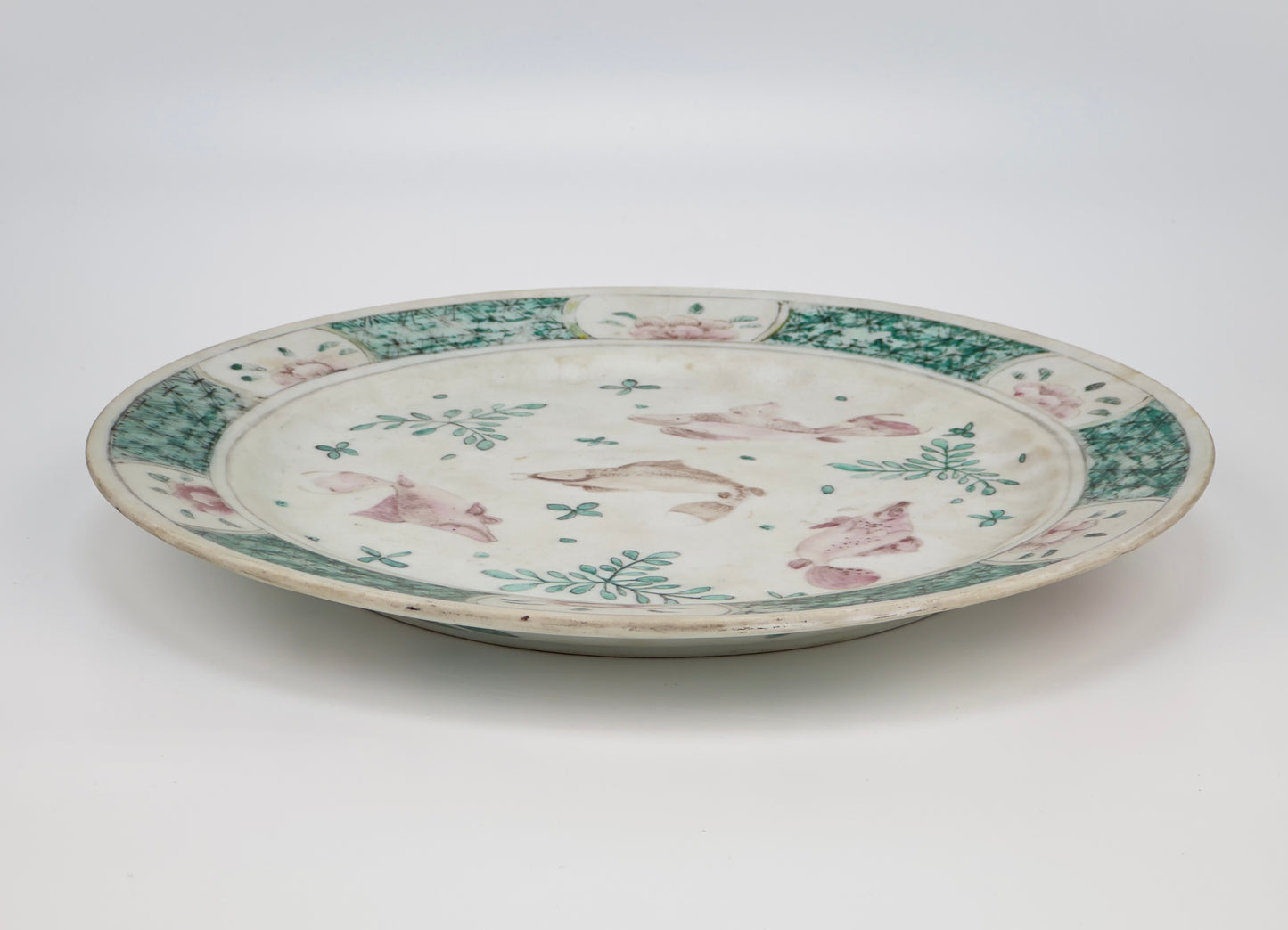 CHINESE FAMILLE ROSE/VERTE 'FISH' DISH, QING DYNASTY