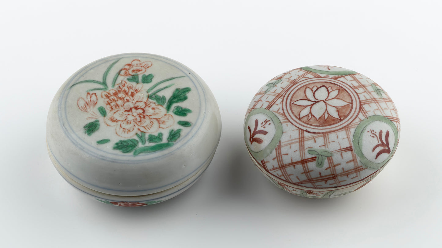 A Pair of Swatow Famille Verte Porcelain Boxes and Covers, Late Ming – Early Qing Dynasty