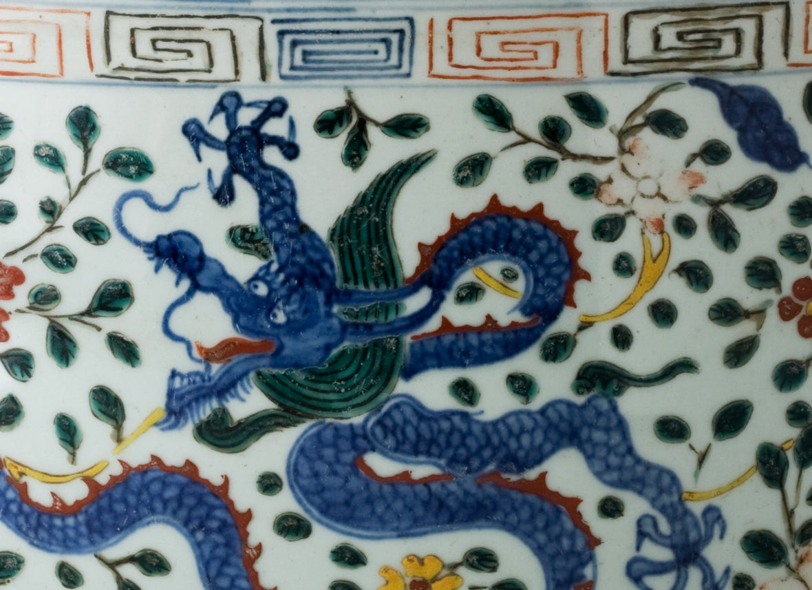 Rare Large Wucai Dragons and Phoenix Jar, Ming dynasty Longqing Emperor (1567-1572)