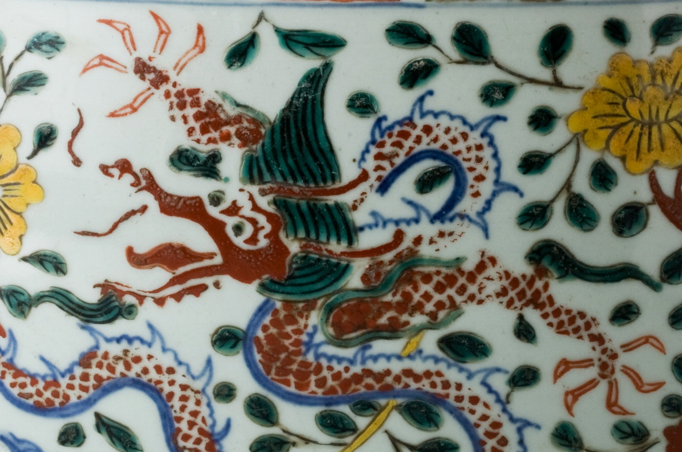 Rare Large Wucai Dragons and Phoenix Jar, Ming dynasty Longqing Emperor (1567-1572)