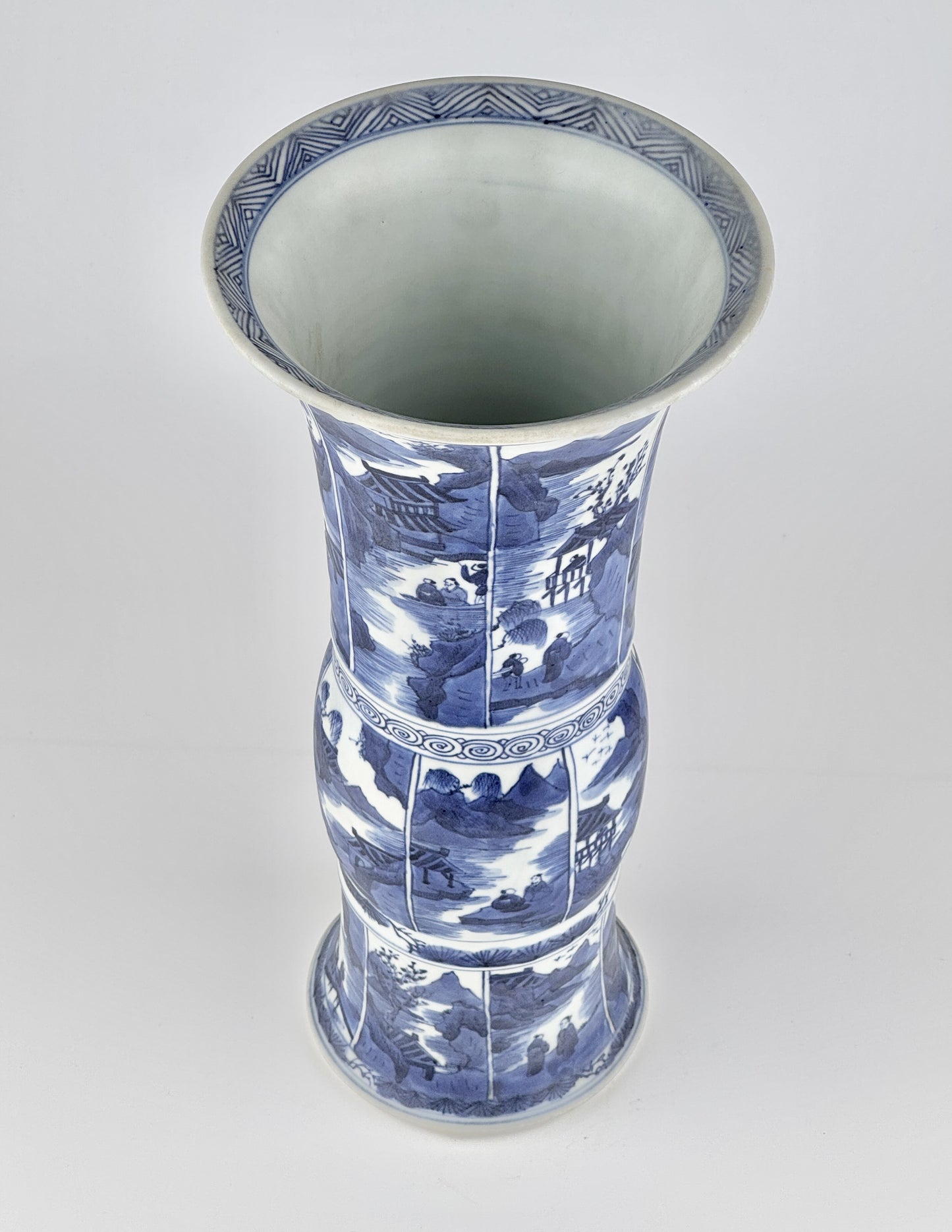 A Large Blue and White Gu Vase from Vung Tau Ship, Qing Dynasty Kangxi Era, Circa 1690