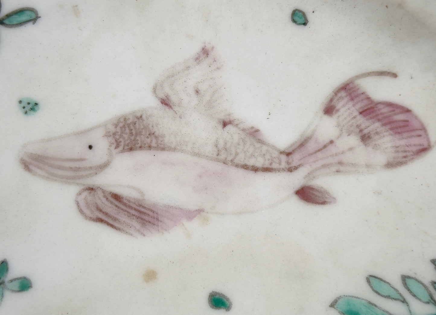 CHINESE FAMILLE ROSE/VERTE 'FISH' DISH, QING DYNASTY