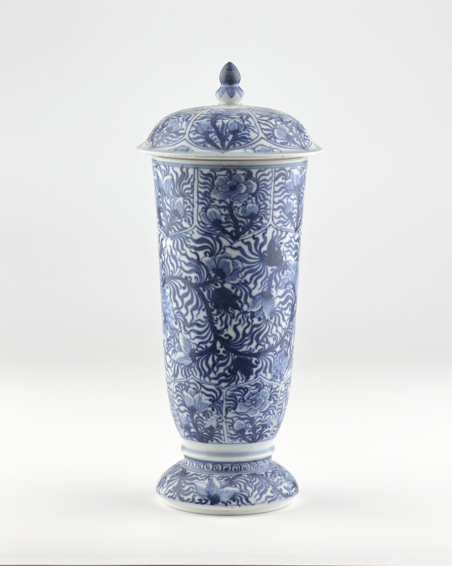BLUE AND WHITE BEAKER, QING DYNASTY, KANGXI ERA, CIRCA 1690 (Vung Tau Ship)