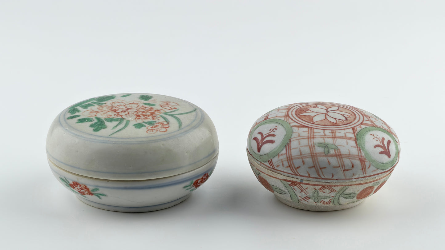A Pair of Swatow Famille Verte Porcelain Boxes and Covers, Late Ming – Early Qing Dynasty