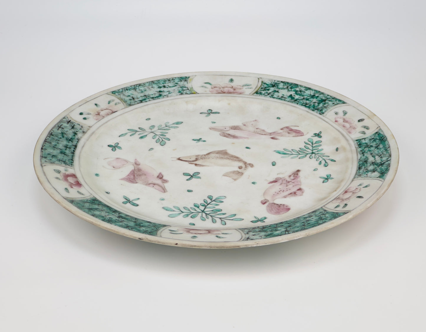 CHINESE FAMILLE ROSE/VERTE 'FISH' DISH, QING DYNASTY