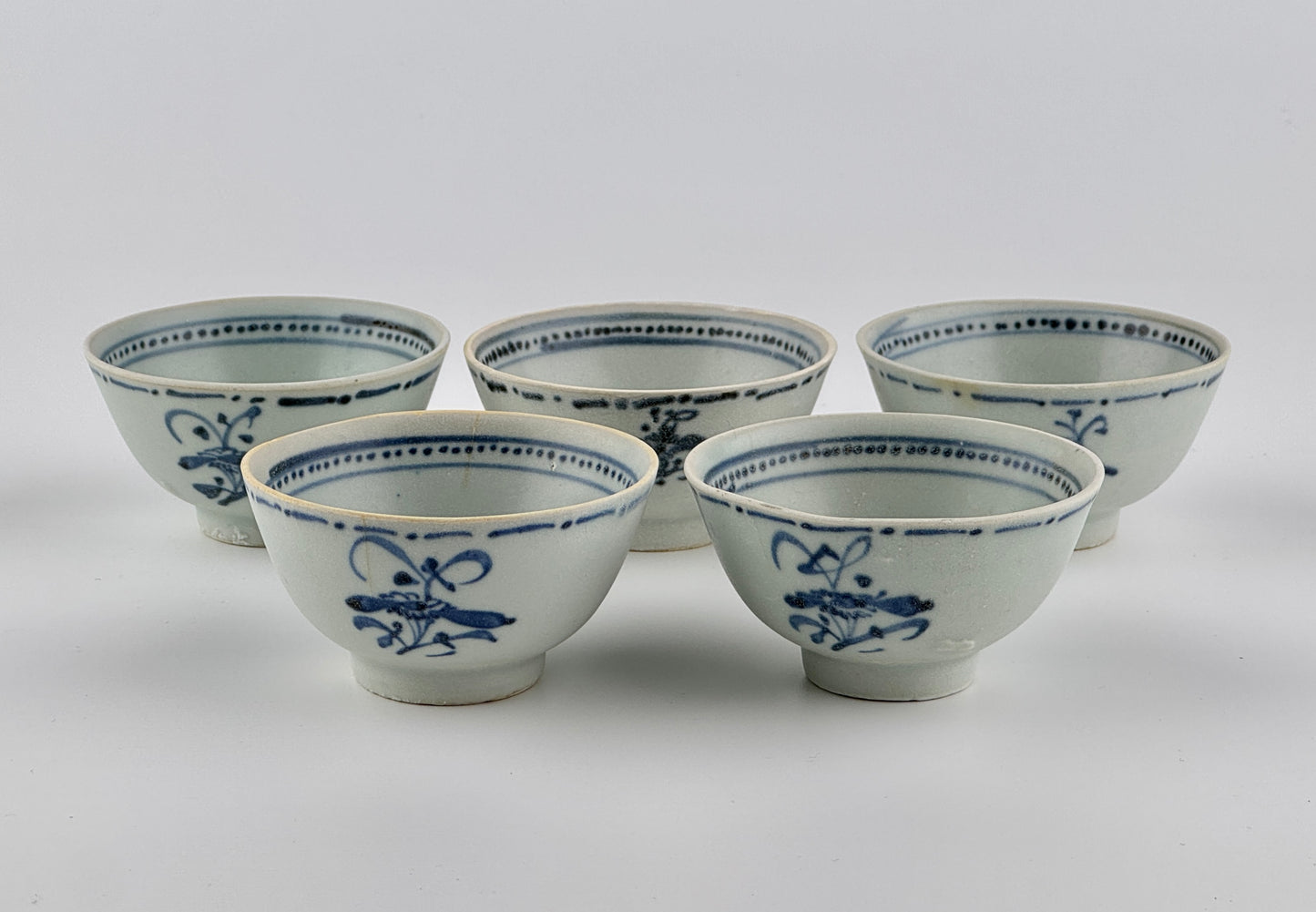 Five Tek Sing Cargo 'Aster Sprays' Tea Bowls, Qing Dynasty