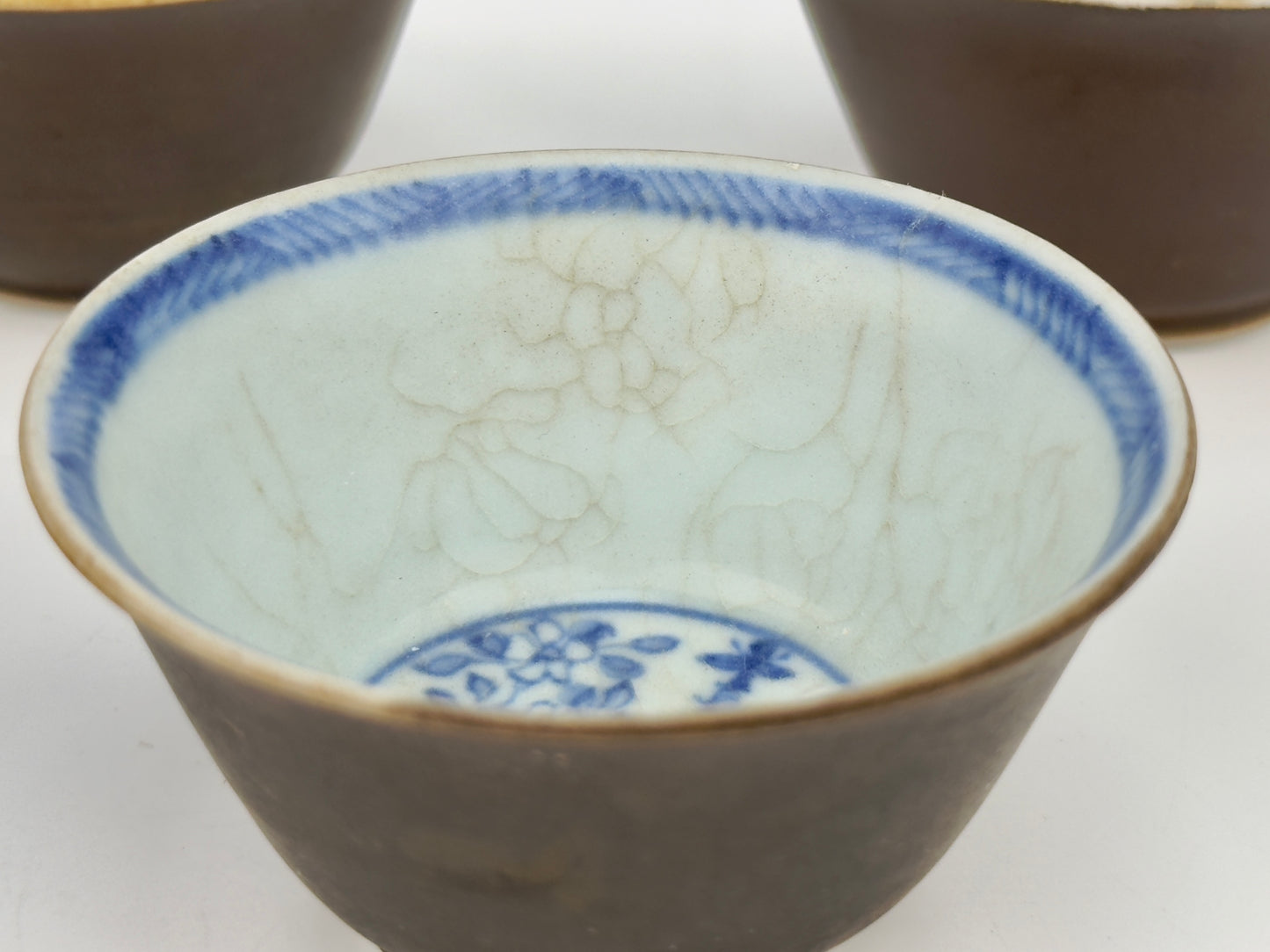 CHINOISERIE TEABOWL SET CIRCA 1725, QING DYNASTY, YONGZHENG REIGN