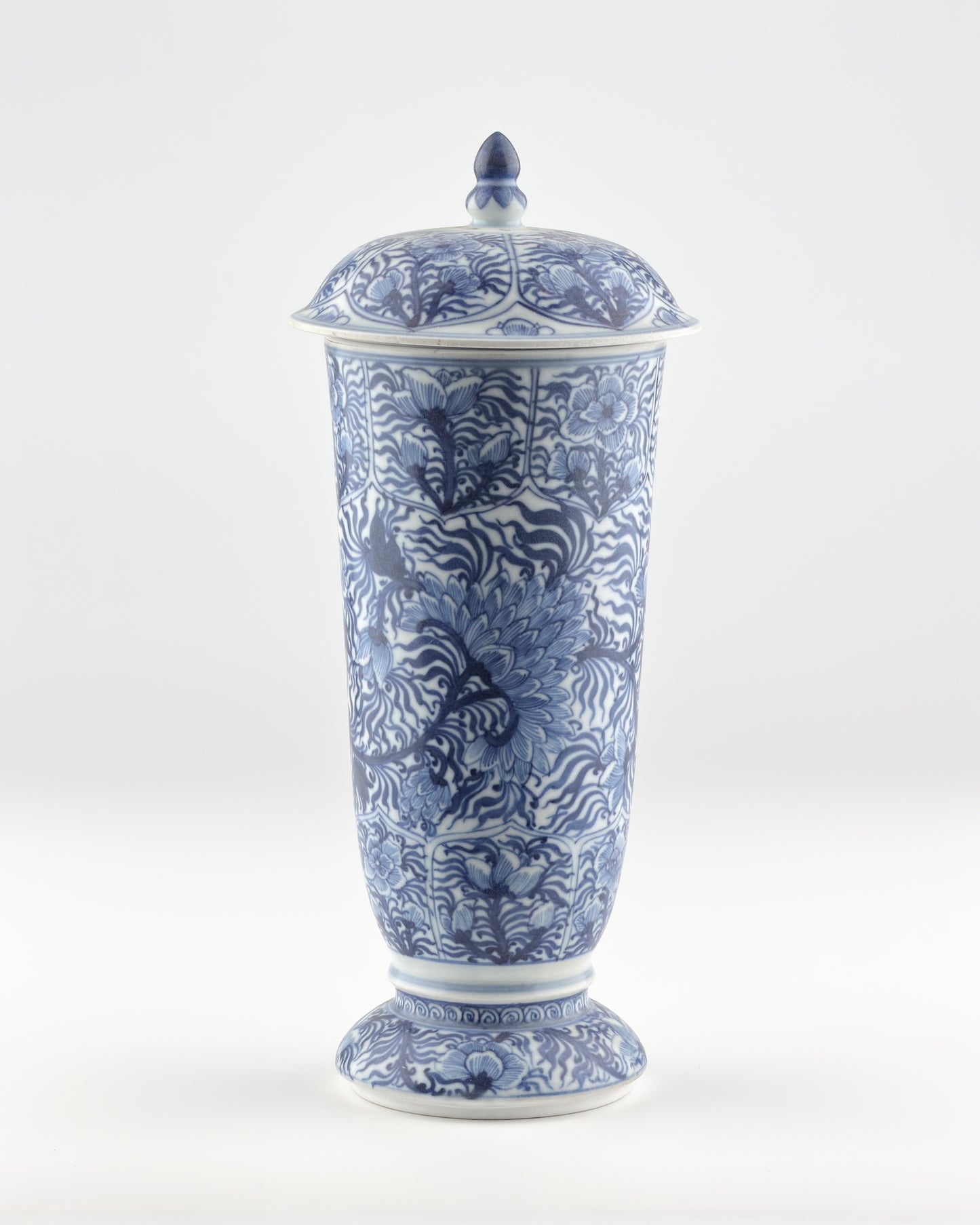 BLUE AND WHITE BEAKER, QING DYNASTY, KANGXI ERA, CIRCA 1690 (Vung Tau Ship)