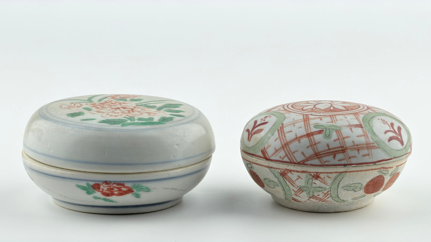 A Pair of Swatow Famille Verte Porcelain Boxes and Covers, Late Ming – Early Qing Dynasty