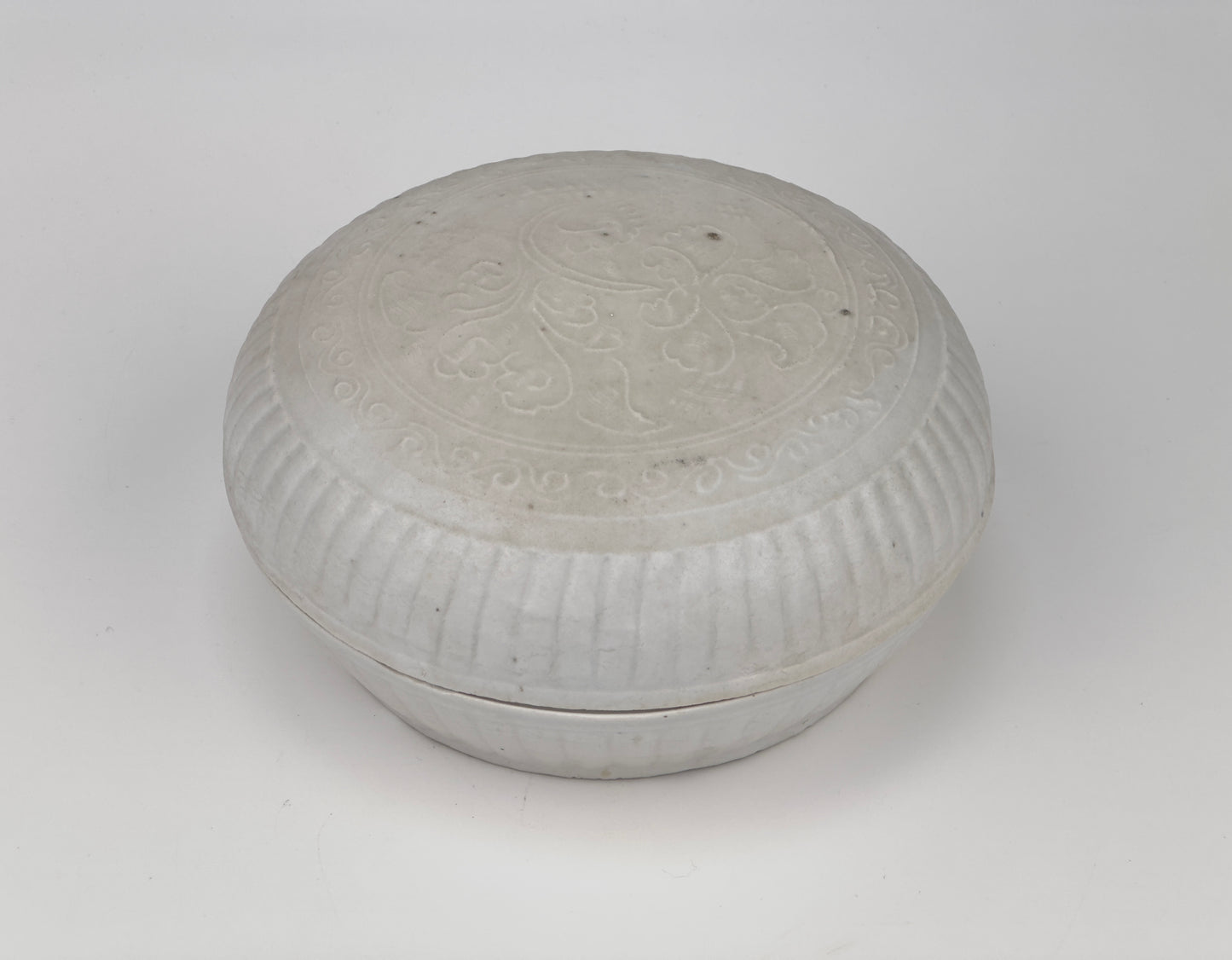 Large White-glazed Circular Box and Cover, Qing Dynasty, Kangxi Era, Circa 1690