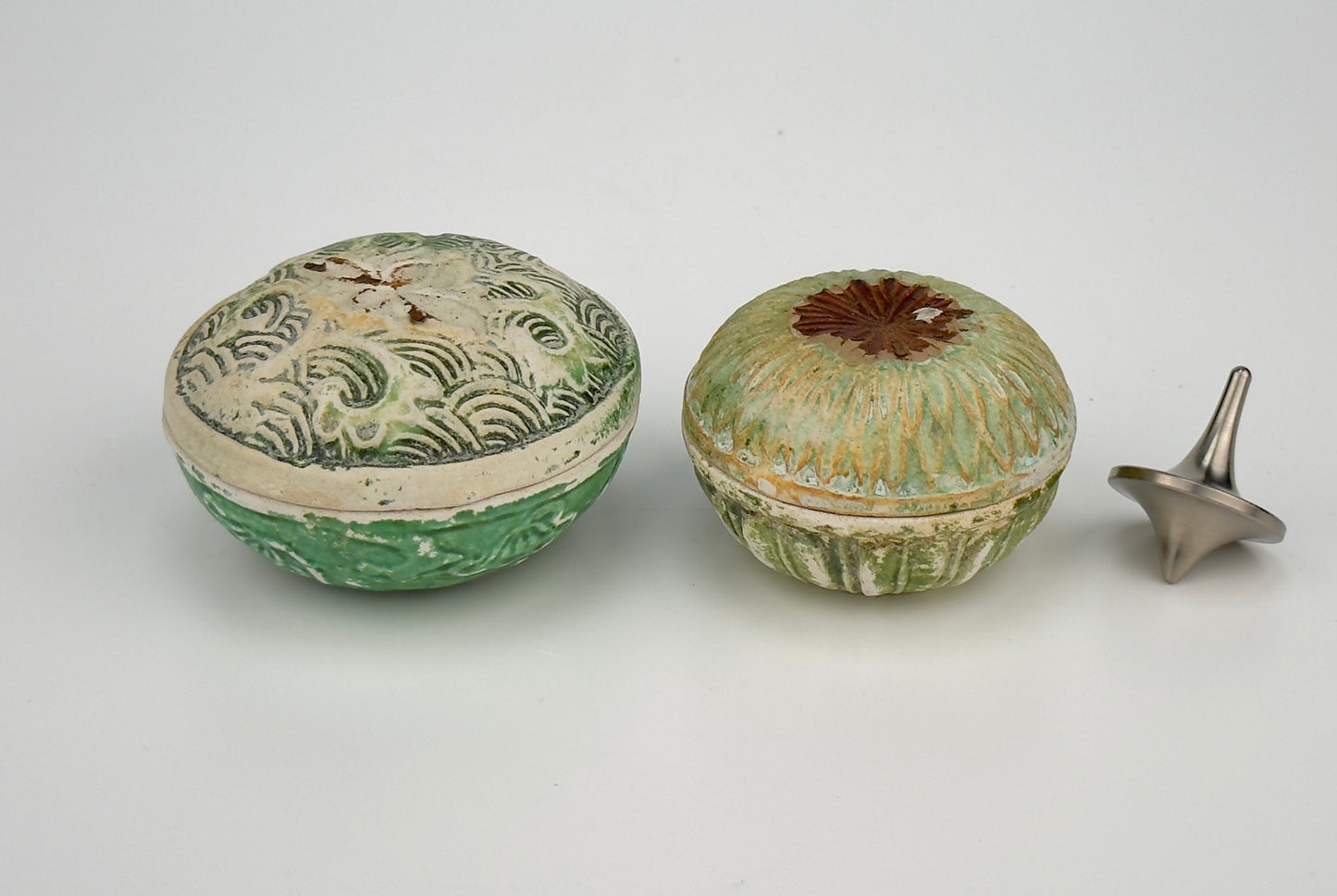 Swatow Lidded Boxes in the shape of Waves and Flowers with underglaze green, Late Ming Era(16-17th c)