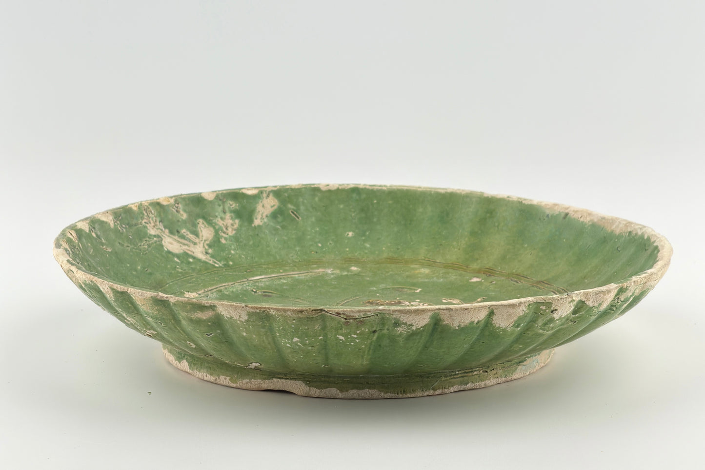 GREEN-GLAZED EARTHENWARE DISH CIRCA 1725, QING DYNASTY, YONGZHENG REIGN