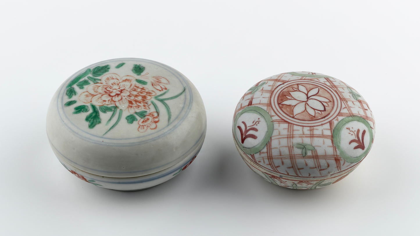 A Pair of Swatow Famille Verte Porcelain Boxes and Covers, Late Ming – Early Qing Dynasty