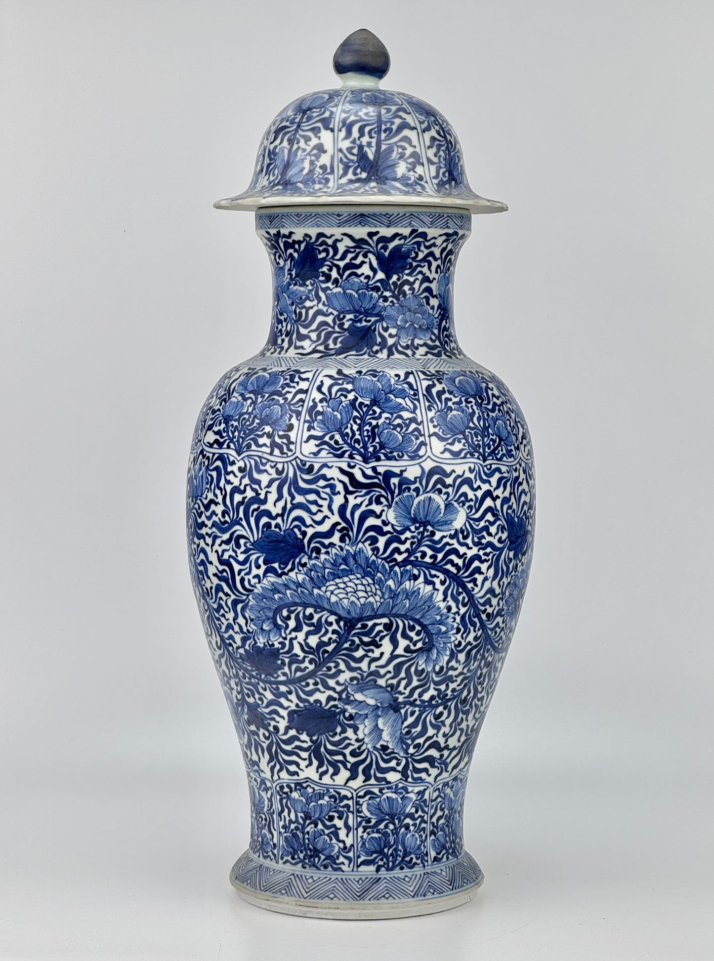 LARGE RARE BLUE AND WHITE BALUSTER VASE, QING DYNASTY, KANGXI, CIRCA 1690