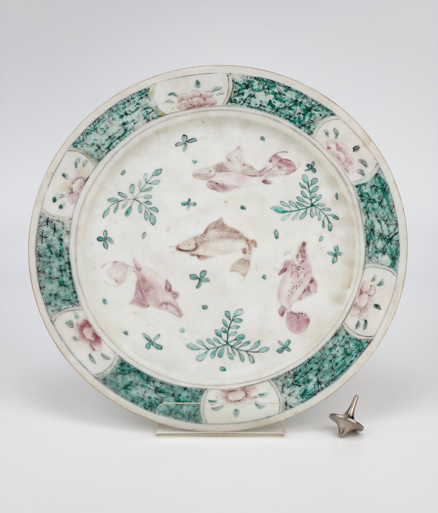 CHINESE FAMILLE ROSE/VERTE 'FISH' DISH, QING DYNASTY