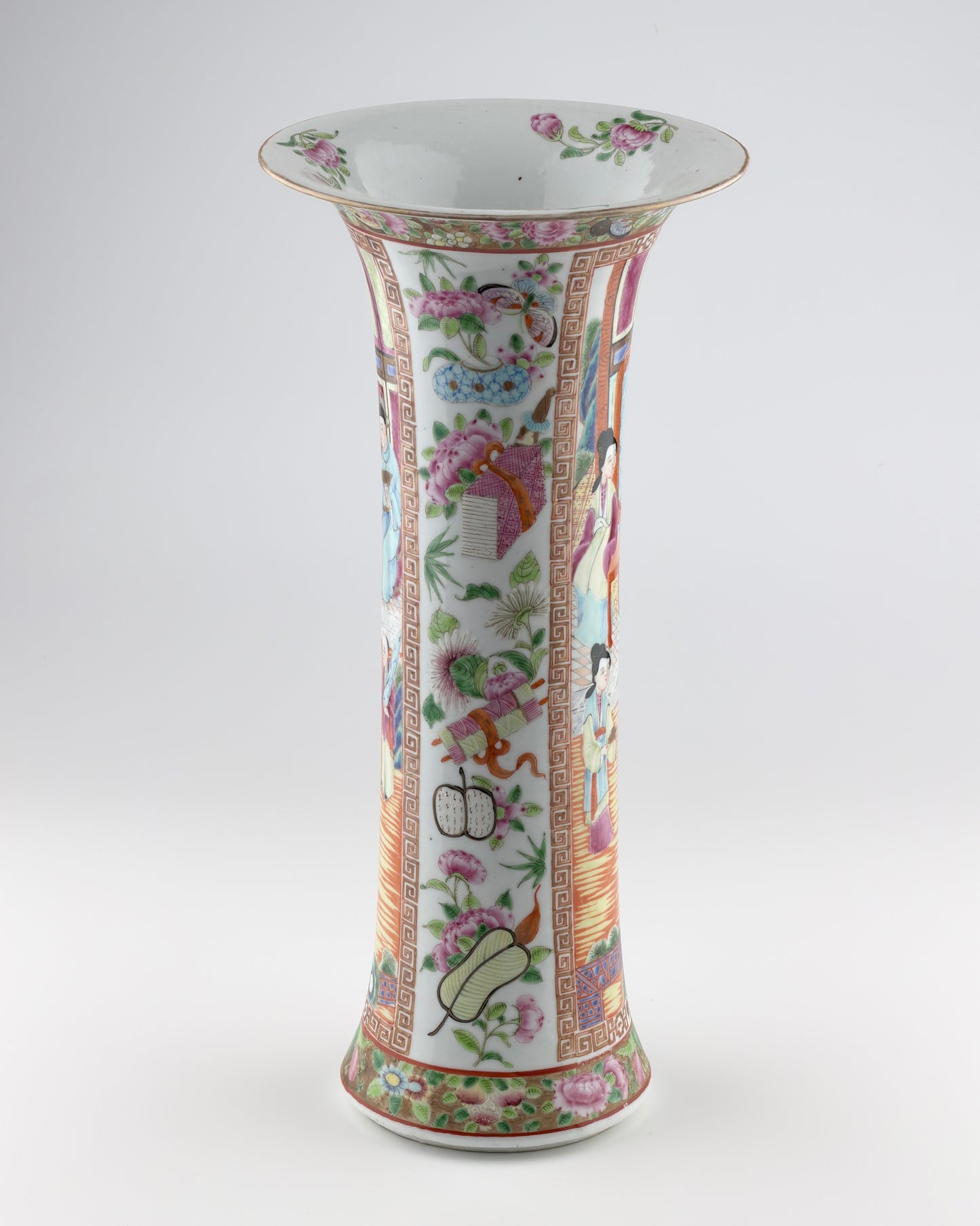 Rose Medallion Porcelain Vase, Late Qing-Republican Period
