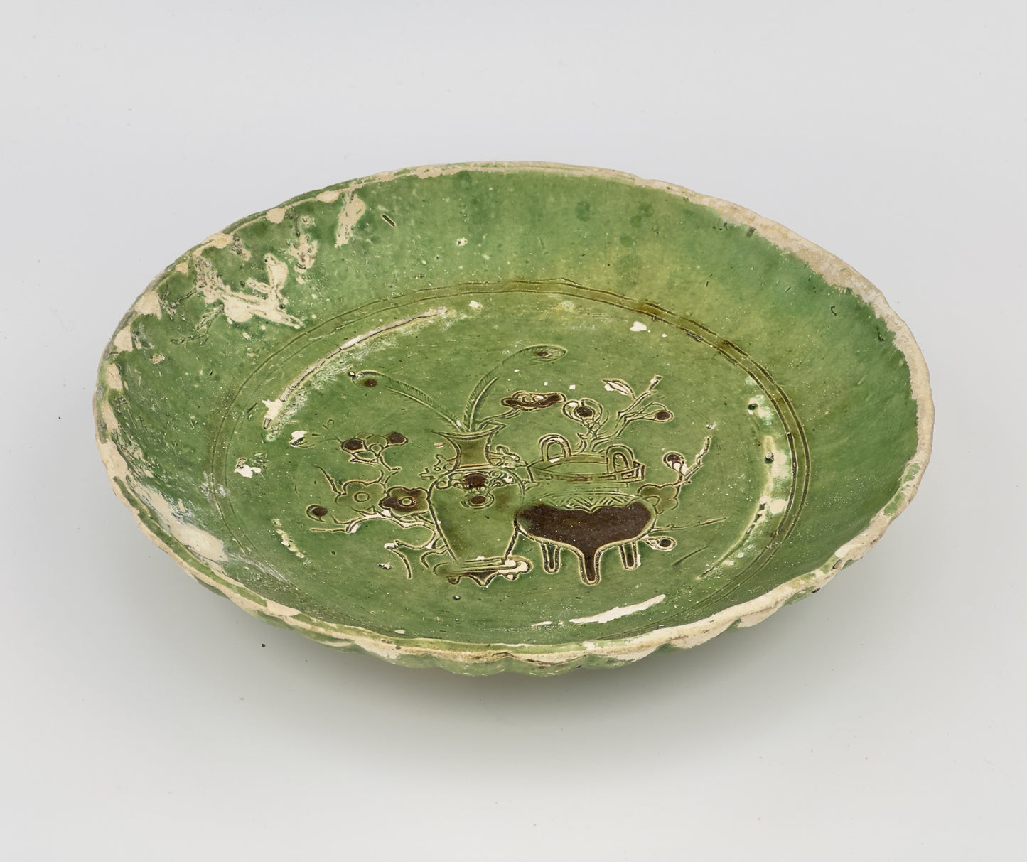 GREEN-GLAZED EARTHENWARE DISH CIRCA 1725, QING DYNASTY, YONGZHENG REIGN