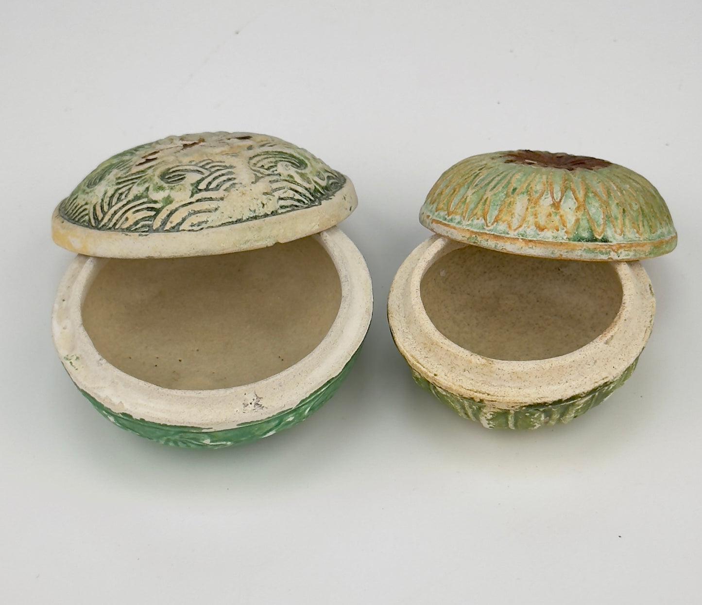 Swatow Lidded Boxes in the shape of Waves and Flowers with underglaze green, Late Ming Era(16-17th c)