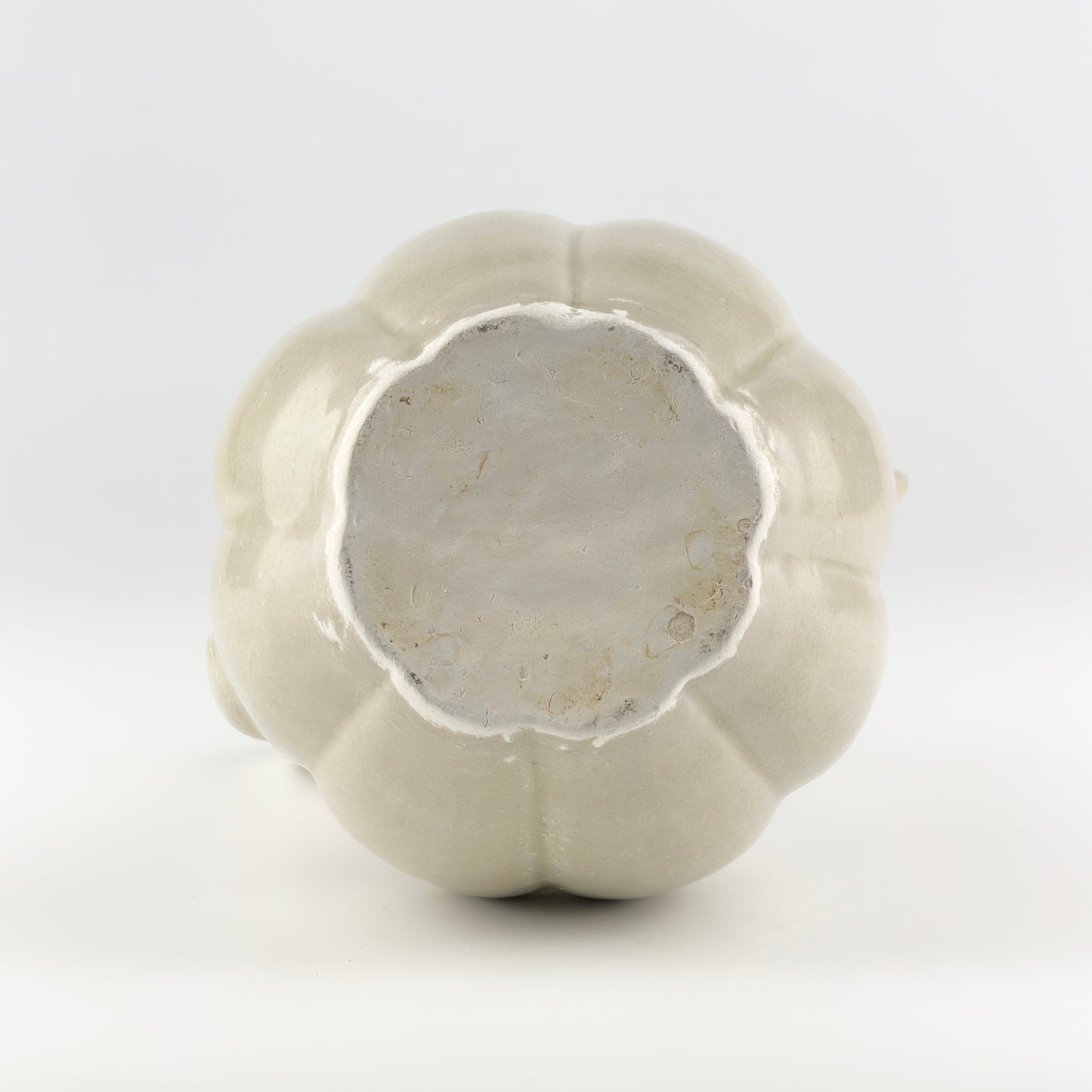 Rare Cream-Glazed Ding Ewer And Cover, Five Dynasties-Song