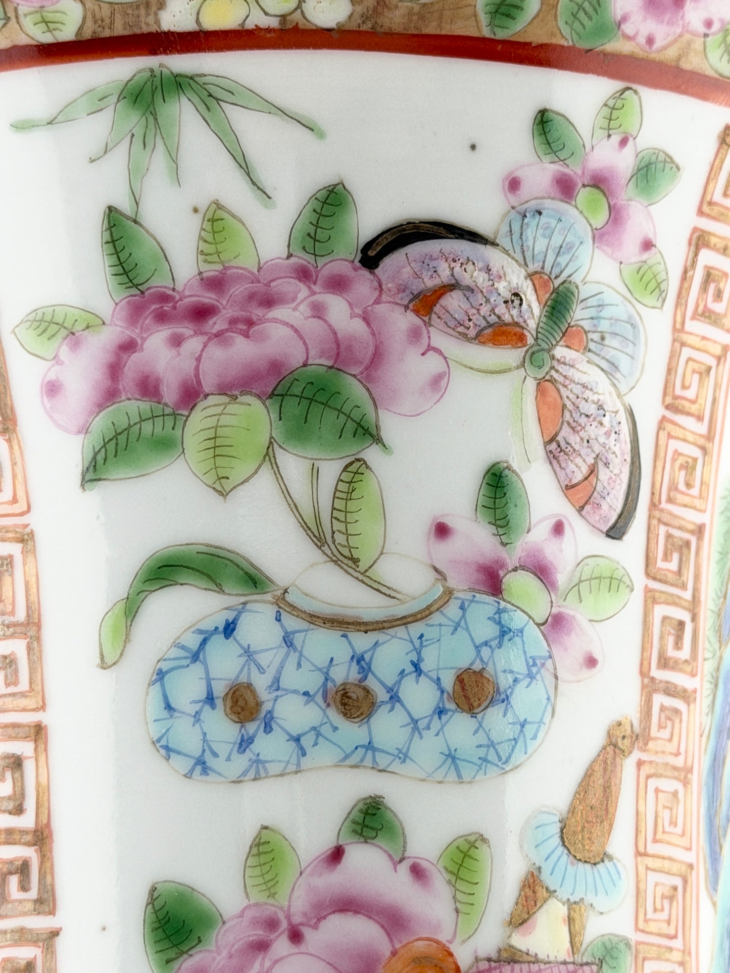 Rose Medallion Porcelain Vase, Late Qing-Republican Period