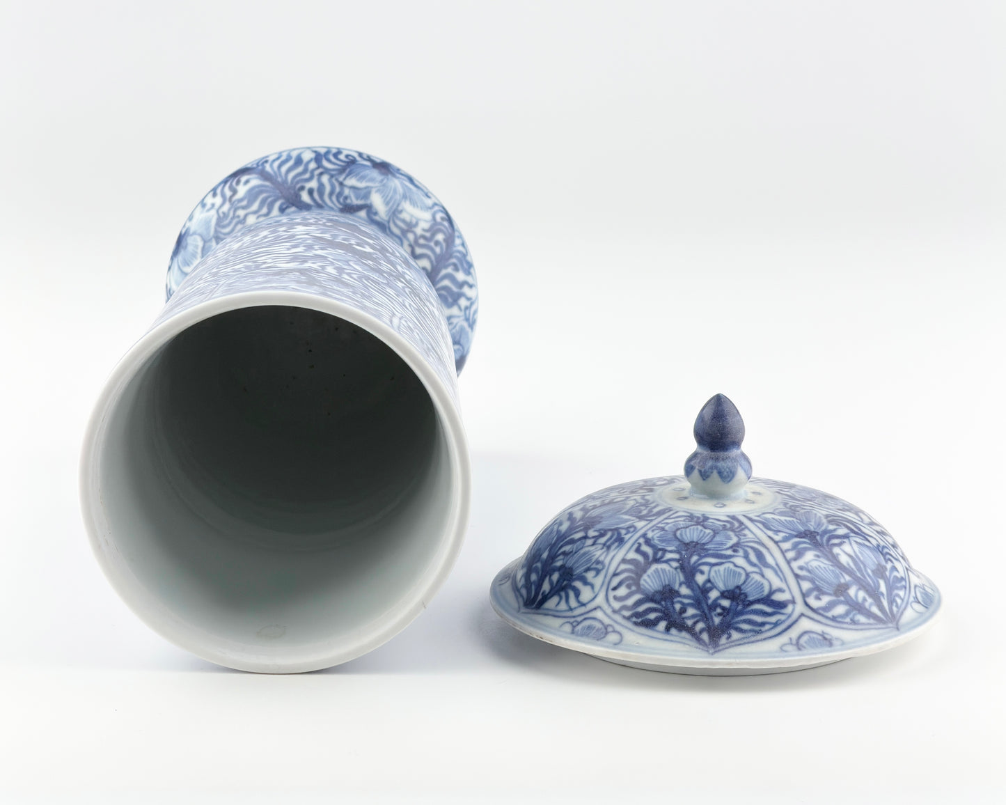 BLUE AND WHITE BEAKER, QING DYNASTY, KANGXI ERA, CIRCA 1690 (Vung Tau Ship)