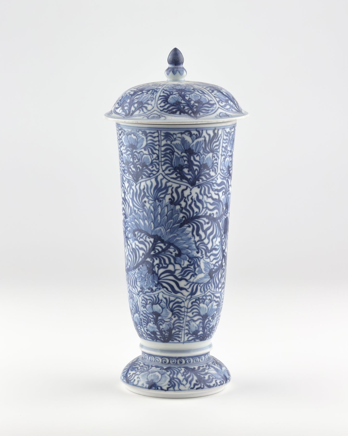 BLUE AND WHITE BEAKER, QING DYNASTY, KANGXI ERA, CIRCA 1690 (Vung Tau Ship)