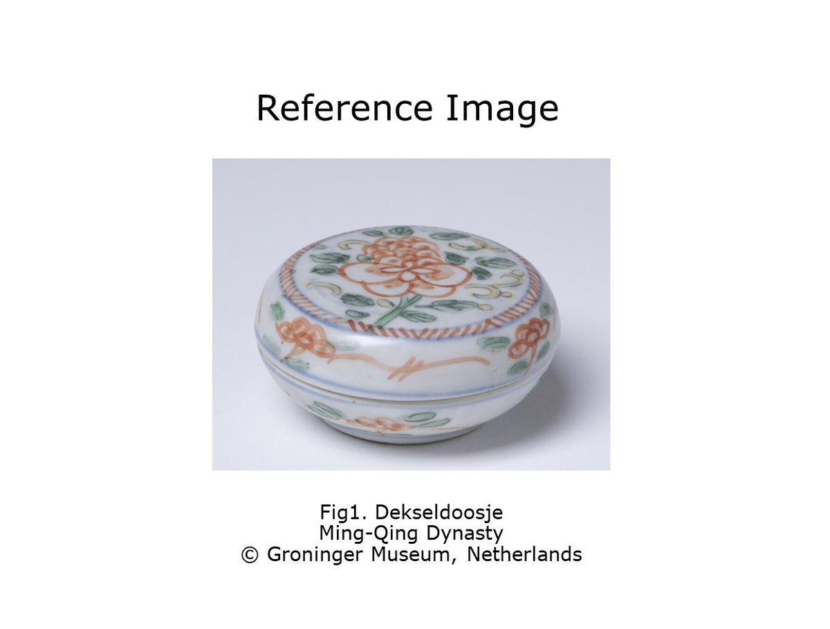 Pair of Swatow Famille Verte porcelain covered boxes with peony and lotus designs, late Ming to early Qing dynasty.