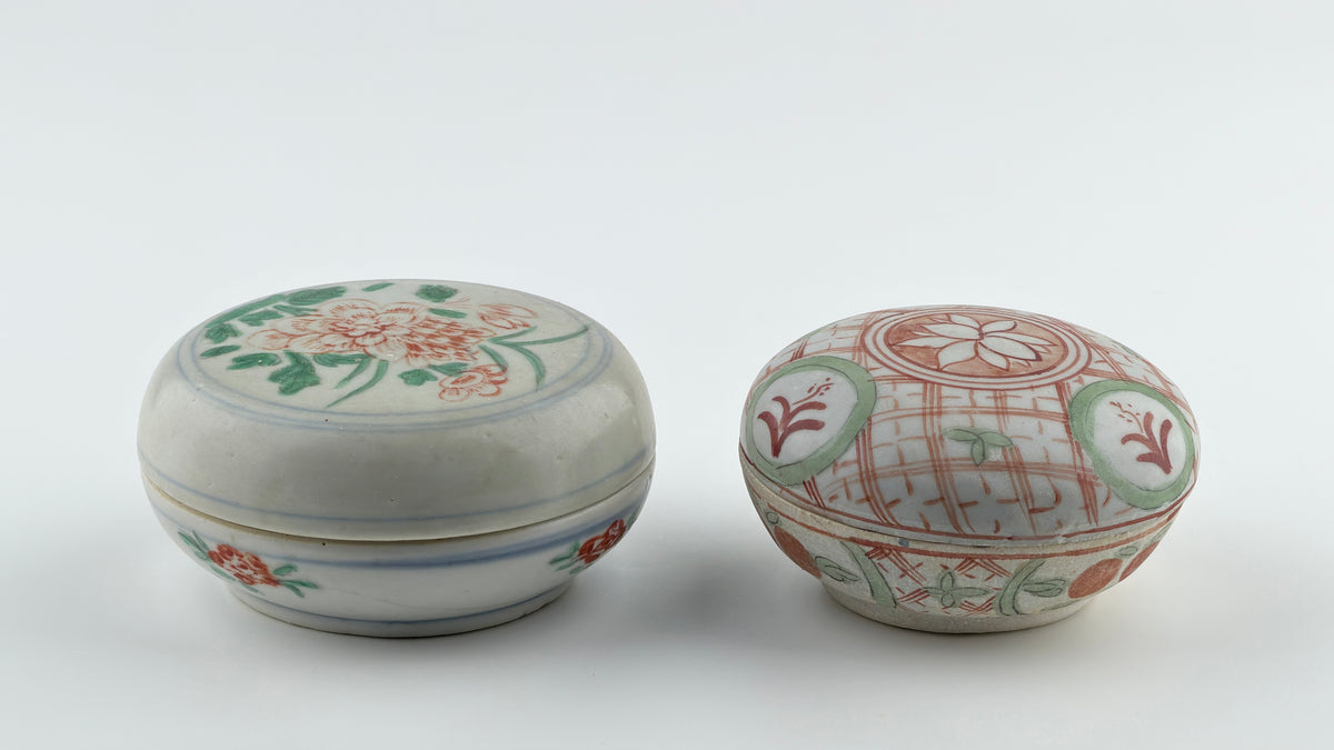 Pair of Swatow Famille Verte porcelain covered boxes with peony and lotus designs, late Ming to early Qing dynasty.