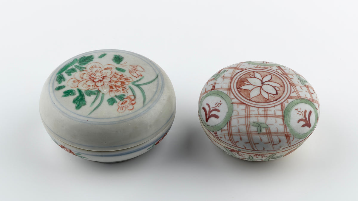 Pair of Swatow Famille Verte porcelain covered boxes with peony and lotus designs, late Ming to early Qing dynasty.