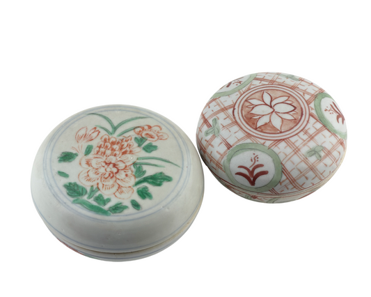 Pair of Swatow Famille Verte porcelain covered boxes with peony and lotus designs, late Ming to early Qing dynasty.