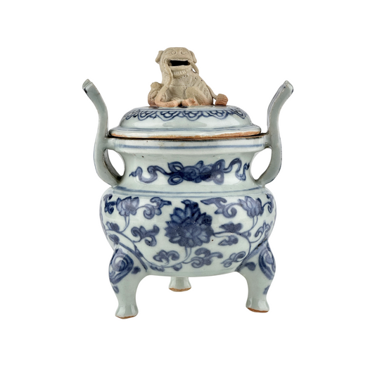 Mid-Late Ming blue and white porcelain tripod censer with lotus scrolls and seated lion finial, Zhengde-Jiajing period.