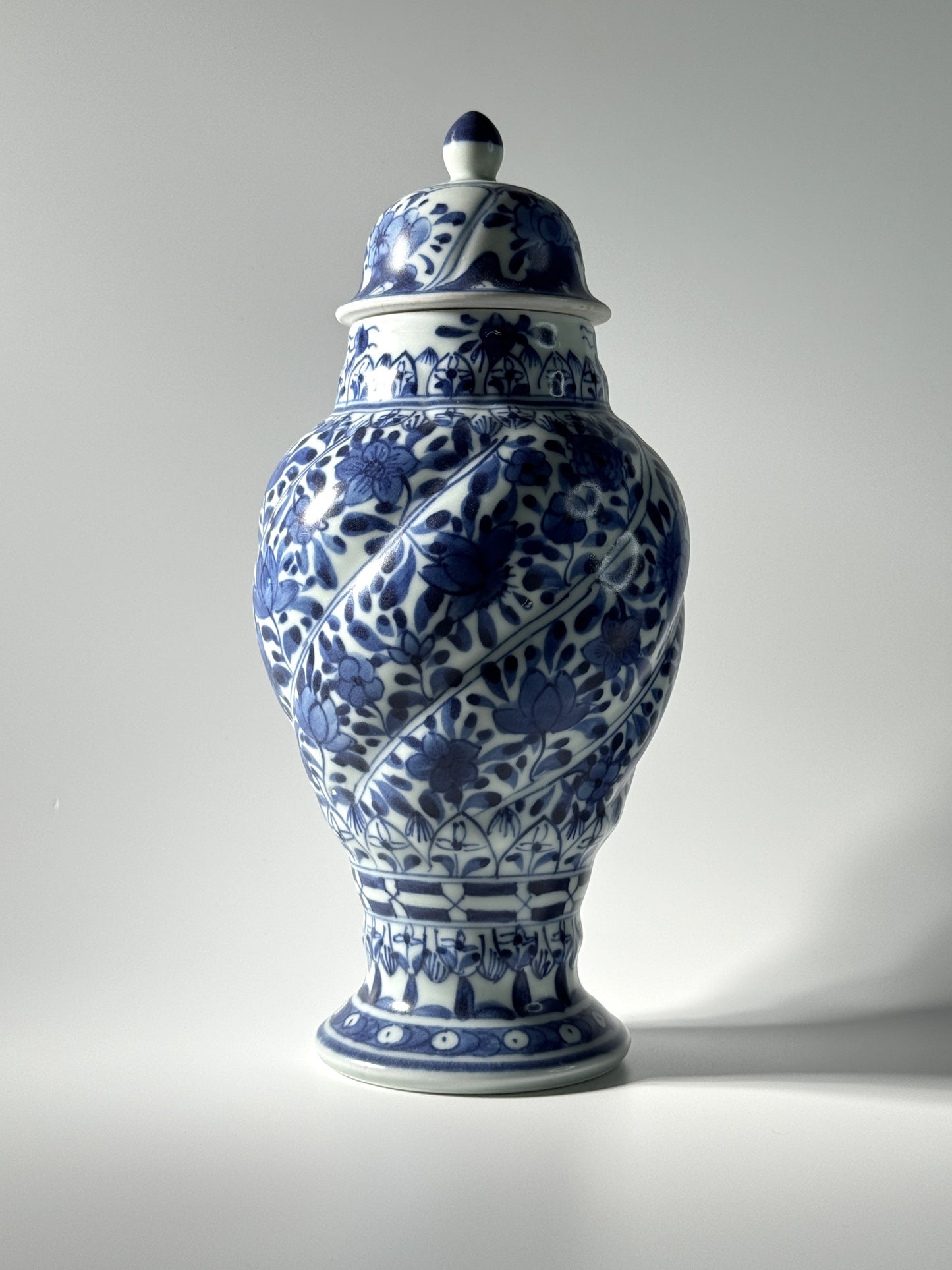 BLUE AND WHITE SPIRAL VASE, QING DYNASTY, KANGXI ERA, CIRCA 1690