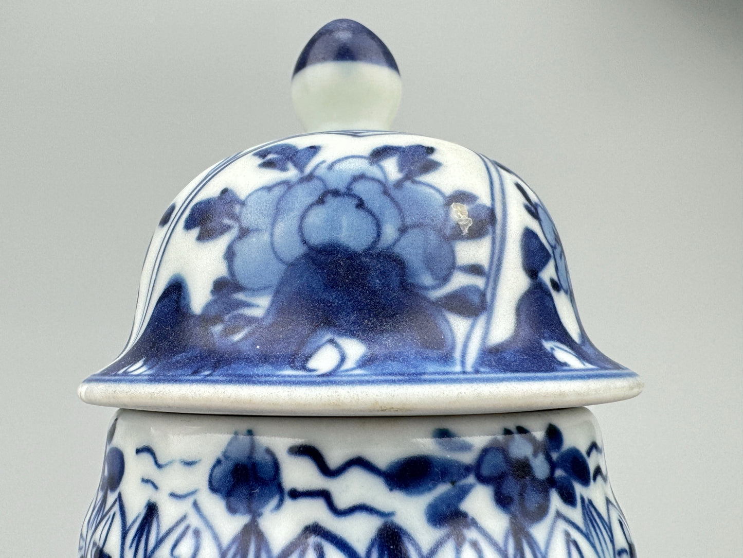 BLUE AND WHITE SPIRAL VASE, QING DYNASTY, KANGXI ERA, CIRCA 1690